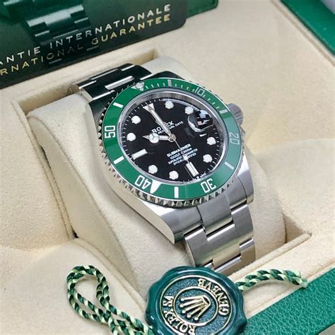 rolex di ceramica con numeri verdi|Un Kermit, due varianti verdi del Rolex Submariner Date .